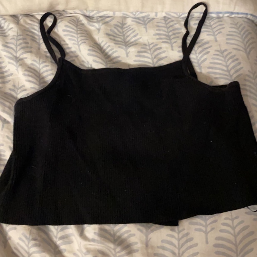 Super hot black crop top 😍